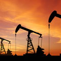 Ropa naftowa w USA tanieje, mimo że jej zapasy spadły

