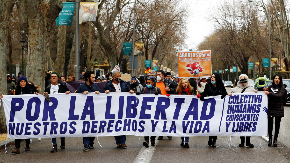 Demonstracja przeciwników obostrzeń epidemicznych w Madrycie