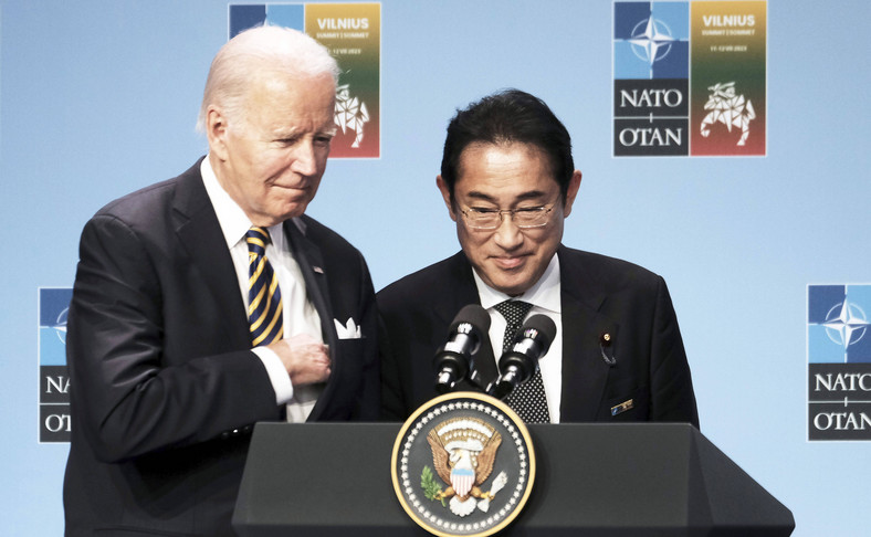Fumio Kishida și Joe Biden în timpul summitului NATO de la Vilnius, Lituania, 12 iulie 2023.