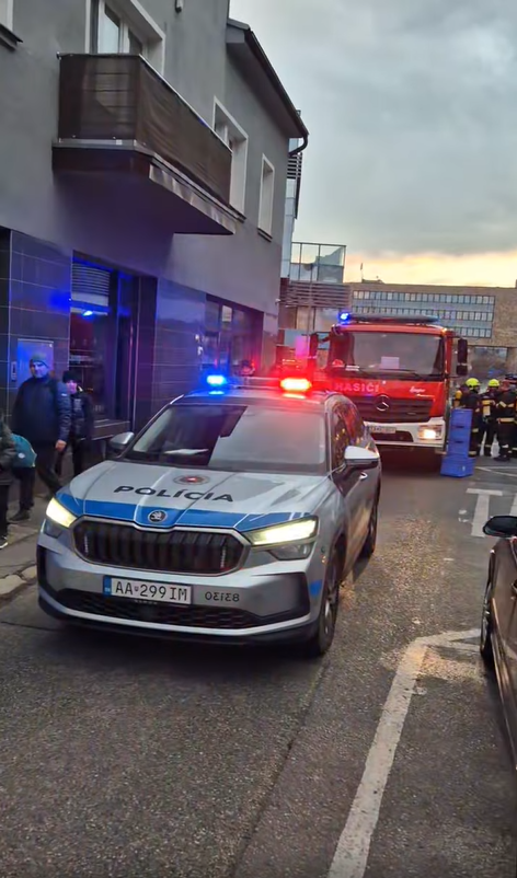 Polícia zasahuje v Žiline pre podozrenie na únik neznámej látky.