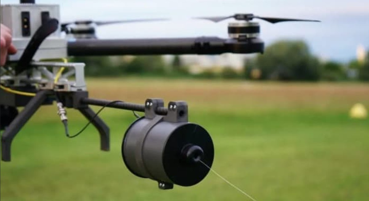 Dron sterowany światłowodem, widocznym na zdjęciu.