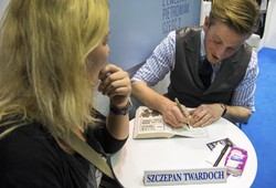 Polska jest ziemią pociętą starymi i nowymi granicami. Twardoch te granice forsuje