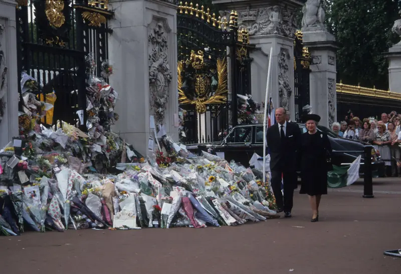 Monarchini nie wiedziała, jak powinna się zachować po śmierci Diany. Po latach przyznała się do błędu. Na zdj. z księciem Filipem 6 września 1997 r. 