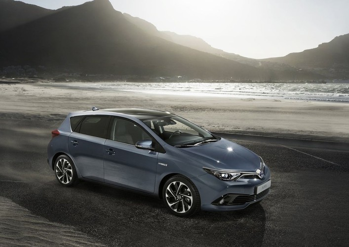 1. Toyota Auris
Najlepszą wartość rezydualną wśród przedstawionych modeli ma hatchback Toyota Auris z silnikiem 1,6 o mocy 132 KM w odmianie wyposażeniowej Premium. Cena katalogowa tej wersji wynosi 71 900 zł (w cenniku wyprzedaży rocznika 2016 Auris 1.6 Premium z pakietem Park kosztuje 68 400 zł). Natomiast wartość rezydualna po 36 miesiącach użytkowania, przy przebiegu na poziomie 90 tys. km, została obliczona na 56,2 proc. Oznacza to, że Auris Premium po tym okresie użytkowania został wyceniony na 40 410 zł.

Odmiana “Premium” jest trzecią w kolejności wersją wyposażenia. W tym zestawieniu samochód wyposażony jest w standardzie w siedem poduszek powietrznych, system wspomagający pokonywanie podjazdów, światła jazdy dziennej LED i lampy przeciwmgielne. Ponadto producent zadbał, by na liście znalazło się również elektryczne sterowanie podgrzewanymi lusterkami, elektrycznie regulowane szyby, system multimedialny Toyota Touch 2 z funkcją Bluetooth i kamerą cofania oraz automatyczna klimatyzacja.
Wysoka wartość rezydualna jest doceniana przez kupujących. Toyota Auris jest najlepiej sprzedającym się modelem firmy nie tylko w Europie, ale i w Polsce. Jego ceny rozpoczynają się od 59 900 zł (57 900 zł po rabacie za drugą w kolejności wersję wyposażenia Active). Samochód dostępny jest również w wersji hybrydowej, która oferuje średnie spalanie na poziomie 3,5 litra na 100 km.