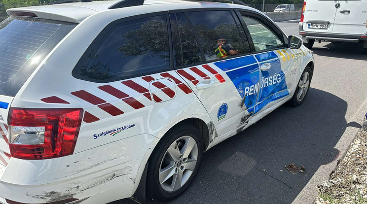 A rendőrautó is megsínylette az autós üldözést / Fotó: Pest Vármegyei Rendőr-főkapitányság