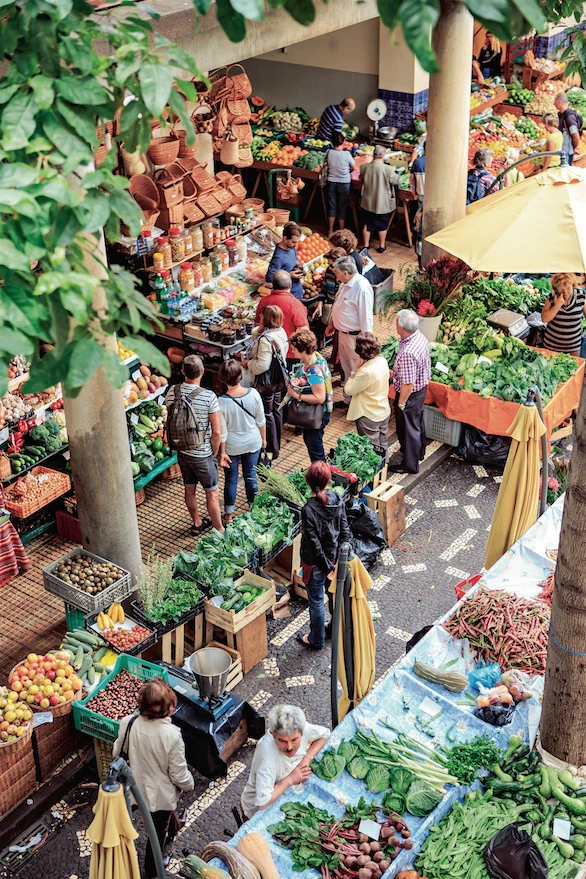 Bogactwo owoców warzyw i kwiatów rosnących na Maderze jest niezwykłe. Marakuja na Mercado dos Lavradores, targu w stołecznym Funchal, dostępna jest aż w 16 smakach