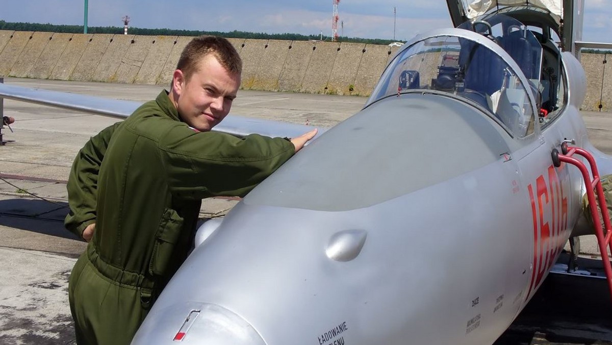 Pod koniec maja Komisja Badania Wypadków Lotniczych przekazała ministrowi obrony Mariuszowi Błaszczakowi raporty z badania wypadków myśliwców MiG-29, w tym z katastrofy pod Pasłękiem, w której zginął kpt. Krzysztof Sobański. Raport wskazuje, że przyczyną katastrofy było wzmocnienie pierścienia, który zablokował spadochron pilota. Onet pisał o tym już ponad pół roku temu. 