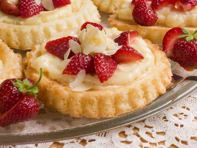 8249_korpice-sa-jagodama-stock-photo-home-made-round-cake-with-fresh-strawberries-shutterstock_13779808
