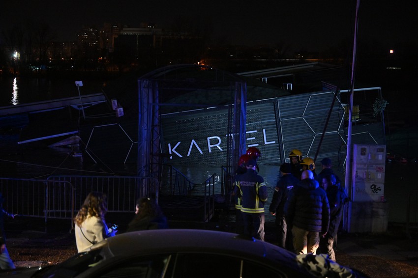 Spasilačka ekipa evakuiše ljude sa splava 