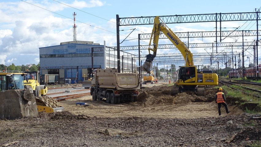 Olsztyn Główny – obok przejeżdżających pociągów powstaje nowa stacja [NOWE ZDJĘCIA]