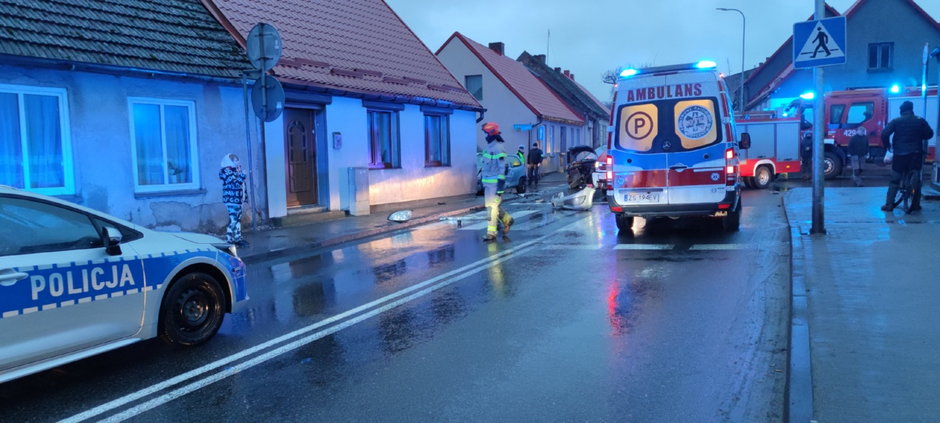 Aż czterech strażaków po służbie pospieszyło na ratunek ofiarom wypadku w Czaplinku