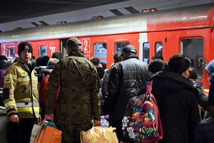 Do Polski przybyły już niemal 2 mln uciekinierów wojennych z Ukrainy. Jak radzić sobie z falą uchodźców? Polska może czerpać z doświadczeń Niemiec, które już wyciągnęły lekcję z poprzedniego kryzysu migracyjnego w latach 2015-16. Na zdjęciu uchodźcy z Ukrainy na dworcu w Krakowie 