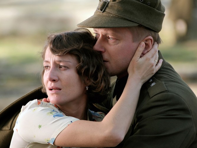 Maja Ostaszewska i Artur Żmijewski w filmie Andrzeja Wajdy 'Katyń'