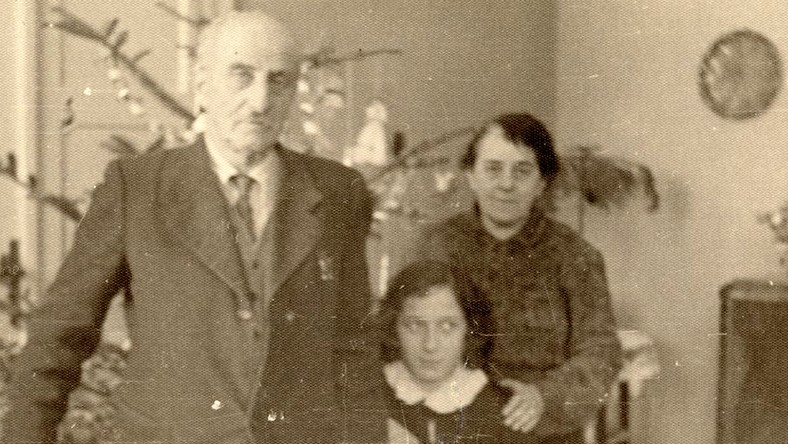 Celina – kuzynka i pierwsza miłość Leśmiana <strong>Bolesław Leśmian był nałogowym palaczem (wypalał 75 papierosów dziennie!), kochał mocną kawę i lubił dobrze pojeść. Miał 155 cm wzrostu, burzę rudych włosów i orli nos. I choć dzisiaj zapewne nie cieszyłby się wielkim powodzeniem u kobiet, w swoim czasie niejedna z ówczesnych zagięła nań parol. W pewnym momencie był nawet w relacji z trzema kobietami: żoną Zofią, kochanką Dorą i dawną miłością - oraz kuzynką - Celiną. Z okazji 144. rocznicy urodzin Leśmiana, przypomnijmy sobie ten ostatni wielki romans polskiego mistrza poezji. </strong>