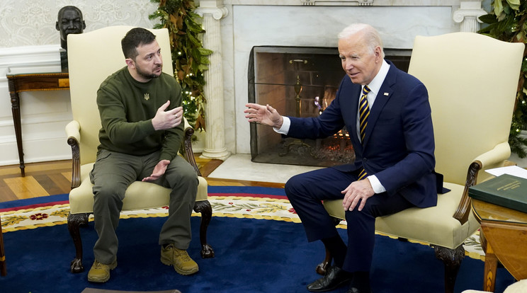 Joe Biden amerikai elnök (j) és Volodimir Zelenszkij ukrán elnök a washingtoni Fehér Ház Ovális irodájában 2022. december 21-én. Az Ukrajna ellen Oroszország által februárban indított háború kezdete óta ez Zelenszkij első külföldi utazása.Fotó: MTI/AP/Patrick Semansky