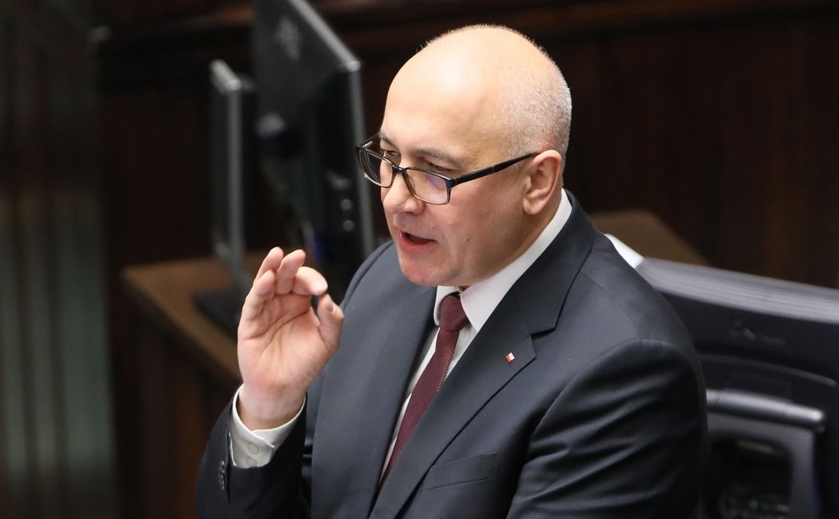 Minister zaznaczył, że chodzi "o najbardziej krwawe dla Polaków totalitaryzmy niemieckiego nazizmu i sowieckiego komunizmu".