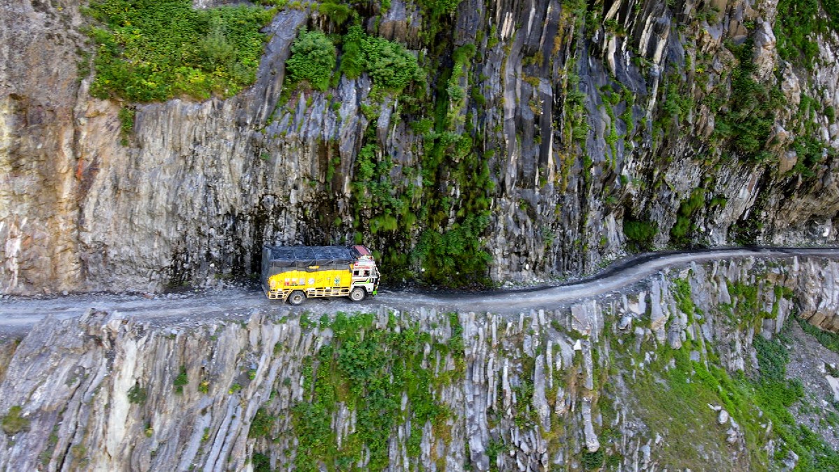 "Pasy mogą sprowadzić na nas śmierć". Kierowcy ciężarówek walczą o przetrwanie w Himalajach