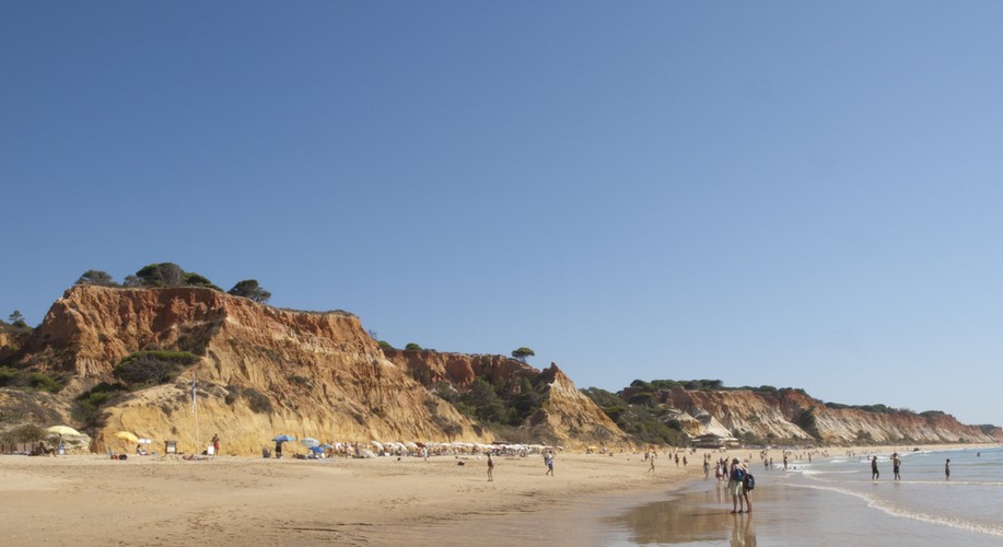4. miejsce - Plaża Olhos de Agua – położona jest w pobliżu miasta Albufeira. Turyści, którzy byli na tej plaży określają ją jednym słowem: „piękna”. Atrakcyjność tej plaży potwierdza 4 miejsce w rankingu na 10 najlepszych plaż w Portugalii.