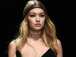 Fotografowie zrobili wszystko, aby to uwiecznić: Gigi Hadid obnażona na pokazie Versace