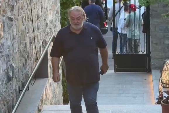 BOBA DOŠAO BEZ BRENE Poznati stigli na reviju! Zvezda Igre sudbine zablistala u elegantnom izdanju, ona je UDATA ZA PRODUCENTA SERIJE - evo ko je još tu od VIP faca (VIDEO)