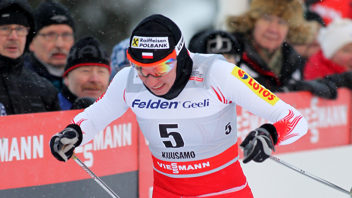 Justyna Kowalczyk zameldowała się w półfinale sprintu stylem klasycznym w Kuusamo. W ćwierćfinale atakowała z ostatniej pozycji, ale pewnie wygrała bieg i poprawiła wynik sprzed roku, gdy odpadła w 1/4 finału. Awans uzyskała z czasem 3.08,9 minuty.