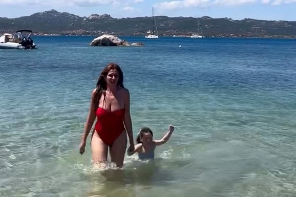 (VIDEO) ARIJANA MIHAJLOVIĆ (54) IZMAMILA POGLEDE U KUPAĆEM KOSTIMU Pokazala sjajnu figuru na Sardiniji gde ima luksuznu vilu, otvorila sezonu kupanja