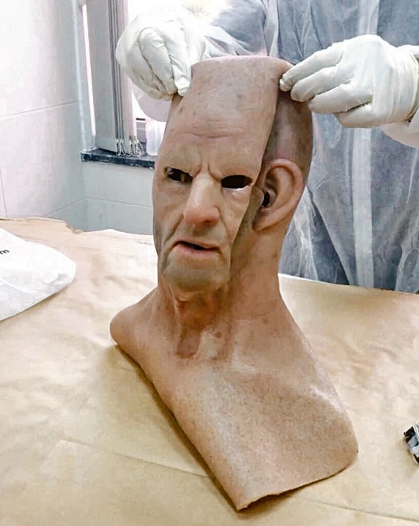 Silikonska maska kvalitetna na internetu se može kupiti za oko 400 evra