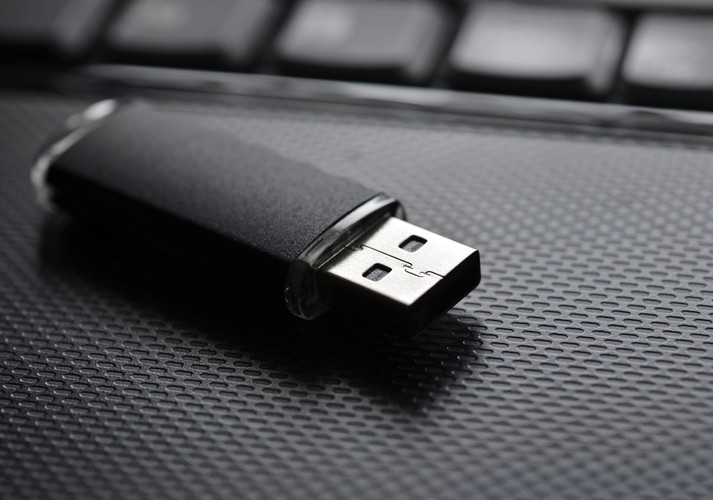 <b>Pamięci USB wymagają bezpiecznego odłączania</b>
<br><br>
Zwykłe wyciągnięcie pamięci USB nie ma żadnych skutków dla sprzętu – dysk USB od tego się nie zepsuje. Może jednak dojść do utraty danych – kiedy system operacyjny akurat zapisuje dane na nośniku i proces jeszcze nie jest zakończony. Kiedy dioda kontrolna na nośniku już się nie świeci, pamięć można po prostu wyciągnąć. 
<br><br>
Zdaniem Komputer Świata: Wystarczy popatrzeć na kontrolkę i można sobie oszczędzić klikania na menu „Bezpieczne usuwanie sprzętu”.