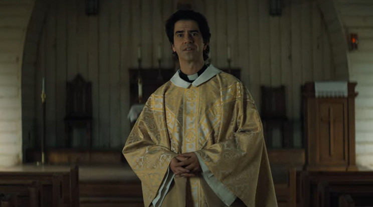 Crockett Islanden furcsa dolgok kezdenek történni az új pap, Paul Hill (Hamish Linklater) érkezése után / Fotó: Netflix