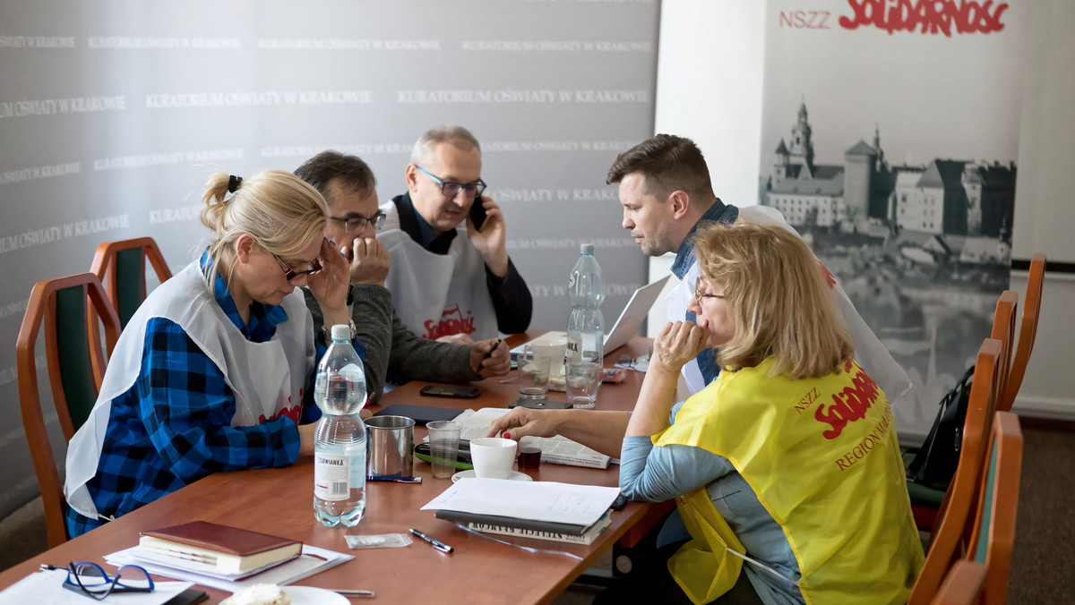 Nauczyciele z sekcji oświatowej „Solidarności” rozpoczęli piąty dzień okupacji kuratorium w Krakowie. Akcja ma charakter rotacyjny. Dzisiaj uczestniczy w niej 12 osób.