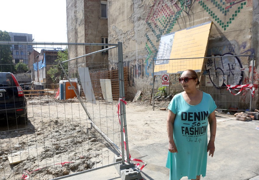 Anđelka Ristić pored gradilišta u Dubrovačkoj ulici