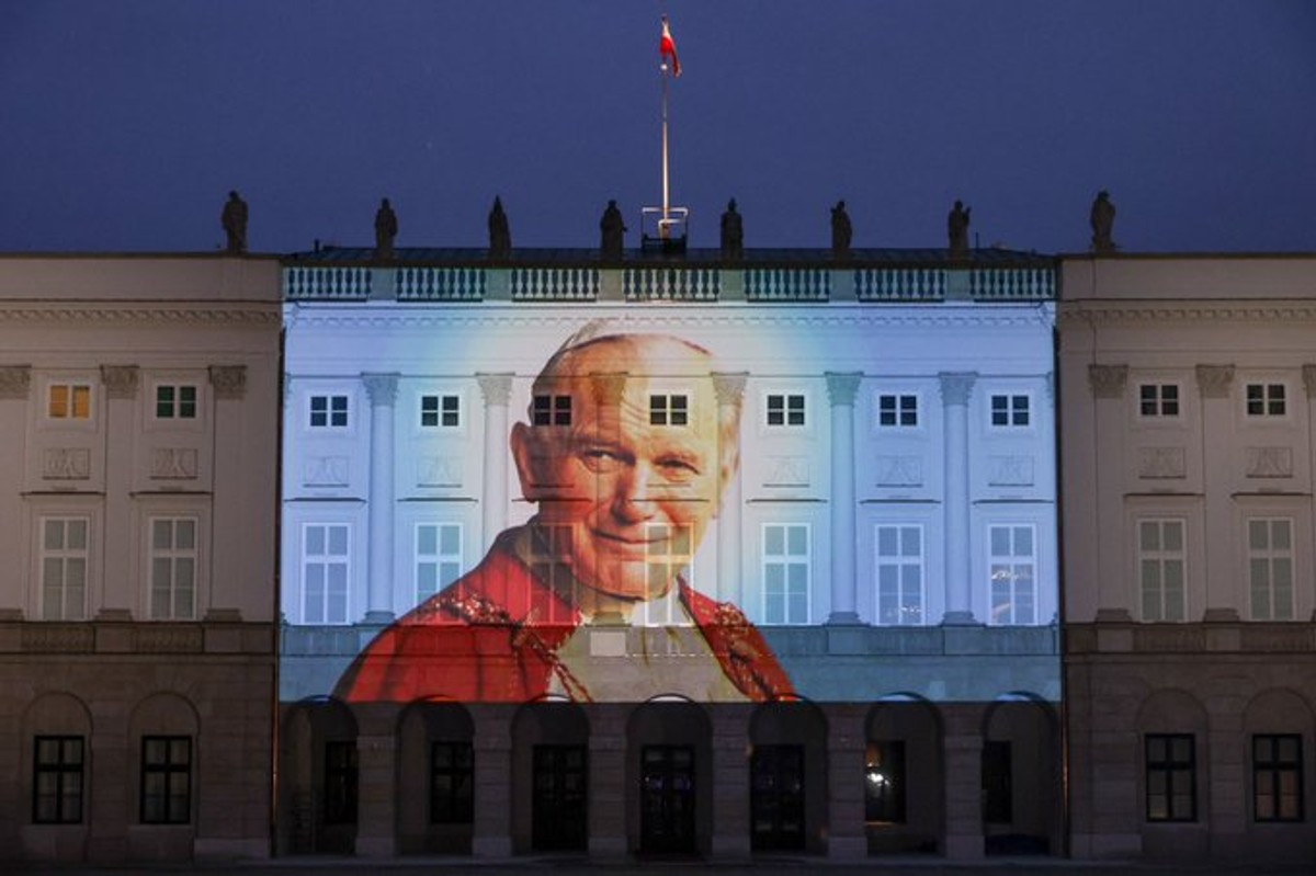 Zdjęcie Jana Pawła II na fasadzie Pałacu Prezydenckiego