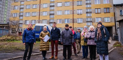 Blok nie był remontowany od 60 lat. Lokatorzy boją się tam mieszkać. "Strach tam wchodzić" 