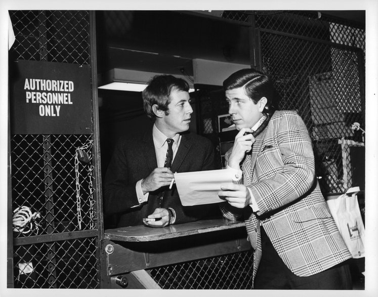 Noel Harrison i Randy Kirby w filmie "The Girl from U.N.C.L.E." w 1966 r.