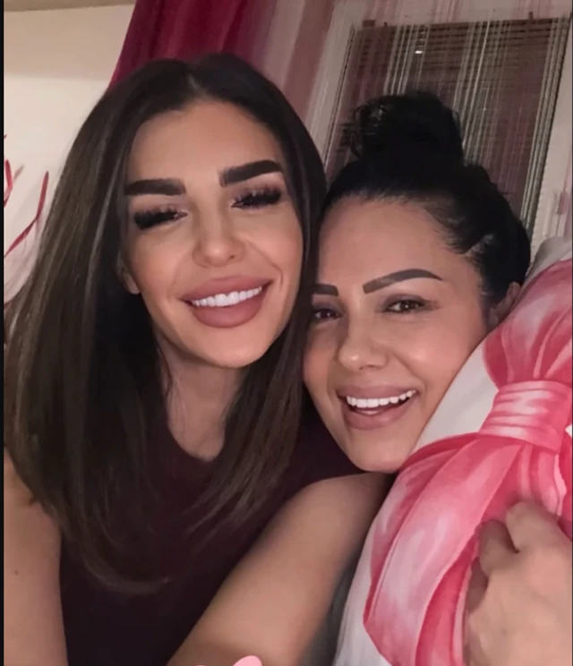 PALO POMIRENJE! Zlata Petrović sa SNAJKOM Enom proslavlja Božić u domu - pozirale iz više uglova k'o drugarice! (FOTO)