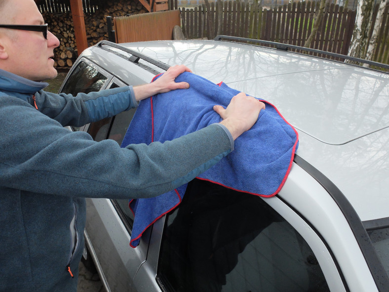 Mycie auta: ręcznik dla auta? Oczywiście! Karoseria dobrze osuszona ręcznikiem lepiej wygląda – im cieplej na zewnątrz, tym większe ma to znaczenie