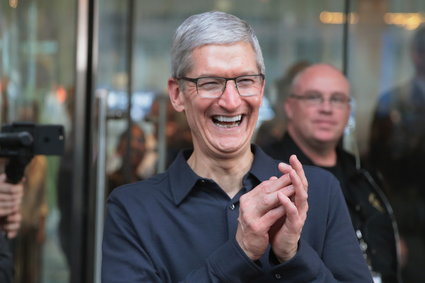 Tim Cook zarobił 12,8 mln dol. w 2017 roku. To prawie o połowę więcej niż rok temu