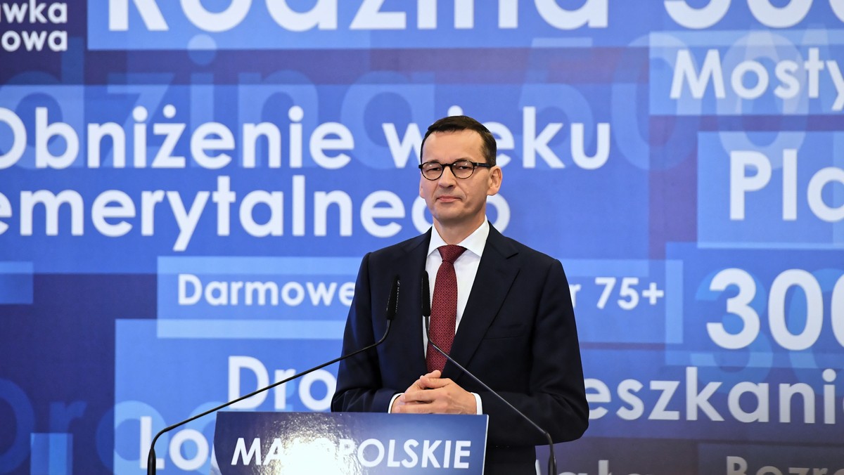 Mateusz Morawiecki złożył na swoim Twitterze życzenia wszystkim nauczycielom i pracownikom oświaty. Nie zabrakło też prawdopodobnego nawiązania do sytuacji z Ostrowa Świętokrzyskiego, o której dziś informowaliśmy. "Ja mogę obiecać uczniom jedynie »piątkę« samorządową ;)" - czytamy we wpisie premiera.