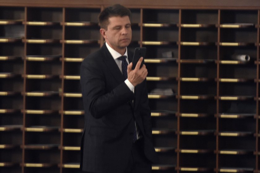 Petru tłumaczy się z wyjazdu z piękną posłanką