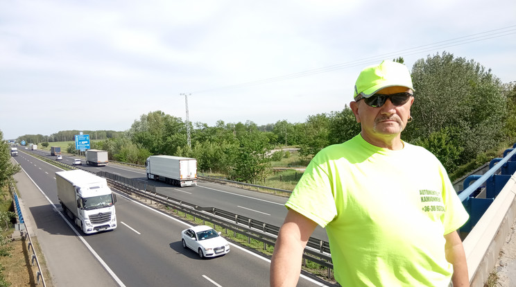 Gömböcz István, aki a Győr környéki autósok, kamionosok ésmotorosok Gömbiként ismernek, most hetente egy-kétbalesethez megy. Az M1-esen főleg a kamionok száma nőtt. 