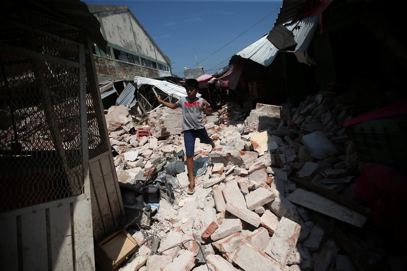 Liczba zabitych przez trzęsienie ziemi rośnie