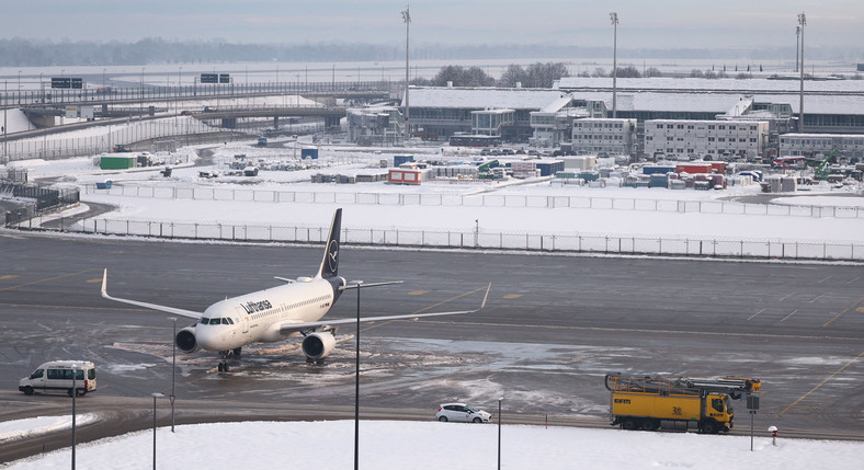 Lotnisko w Monachium sparaliżowane śnieżycą 2 grudnia 2023 r.