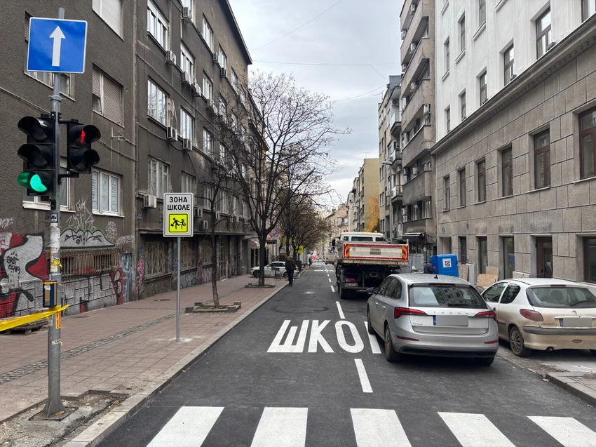 Radovi na ukidanju parkinga i proširenju saobraćajne trake u Cetinjskoj ulici od skretanja za Hilandarsku do raskrsnice sa Bulevarom despota Stefana