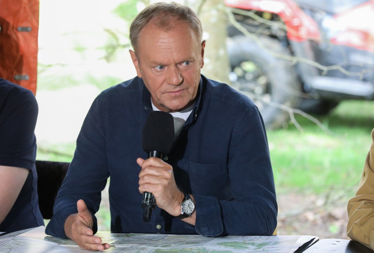 Premier Donald Tusk podczas odprawy ze służbami w związku z pożarem na terenie Biebrzańskiego Parku Narodowego.