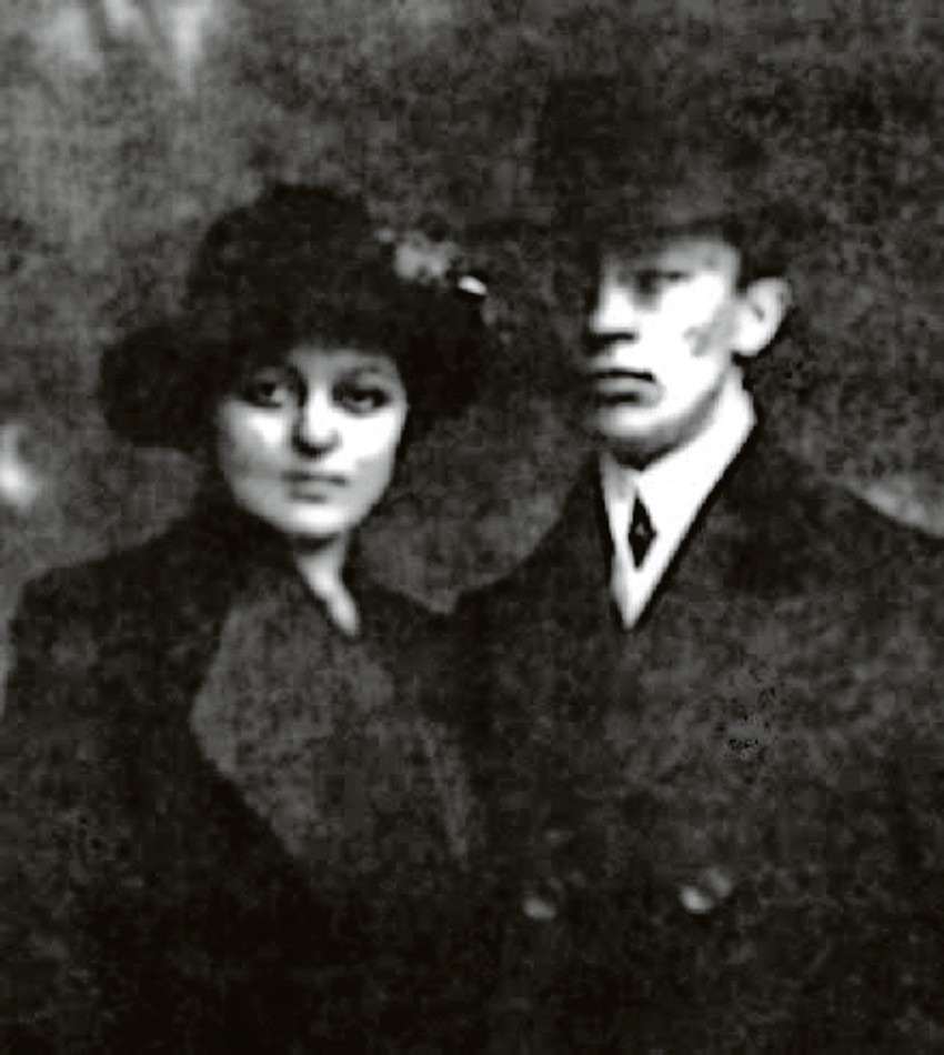 Desanka Ruvidić-Okoličanji bila je prva žena apotekarka, diplomirala je farmaciju 1913.