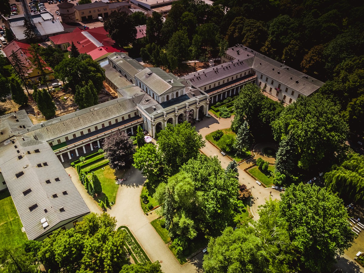 Najsłoneczniejsze uzdrowisko w Świętokrzyskiem zachwyca pięknym parkiem zdrojowym
