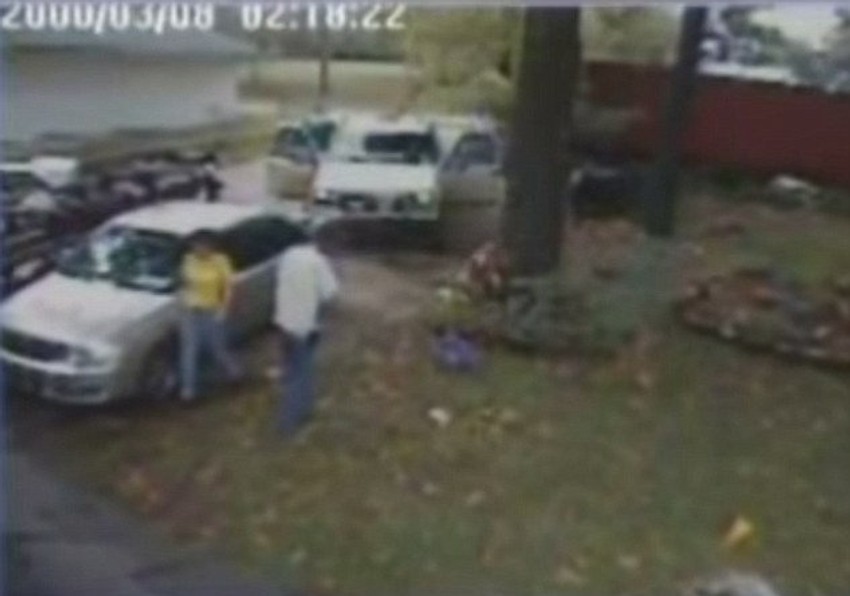 Na snimku bezbednosne kamere deluju kao da su pod dejstvom metamfetamina