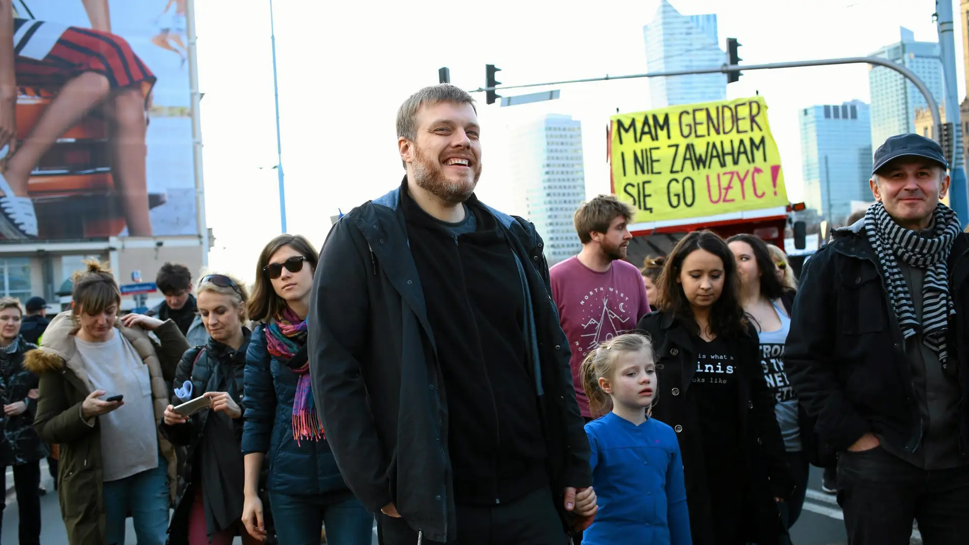 Adrian Zandberg dla Noizz: męcząc się po godzinach w "korpo", nie zbudujemy sobie stabilizacji