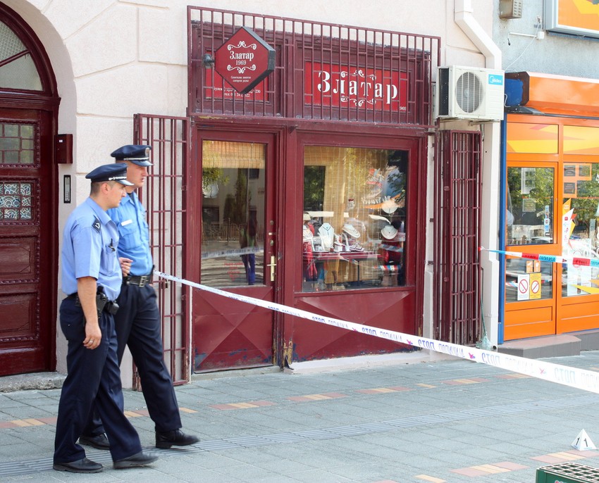 Aleksandar H.C. trideset metara trčao za razbojnikom, a onda mu pucao u leđa