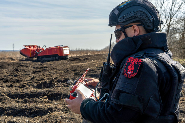 Usuwanie min w pobliżu miasta Bałaklija w obwodzie charkowskim